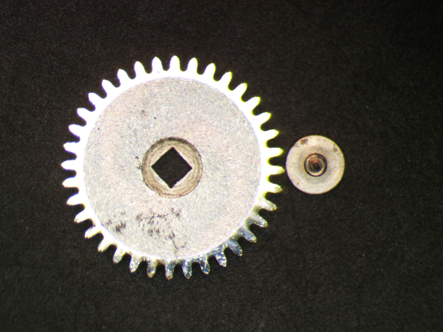 Universal Geneve 106 0415 Ratchet wheel w/screw