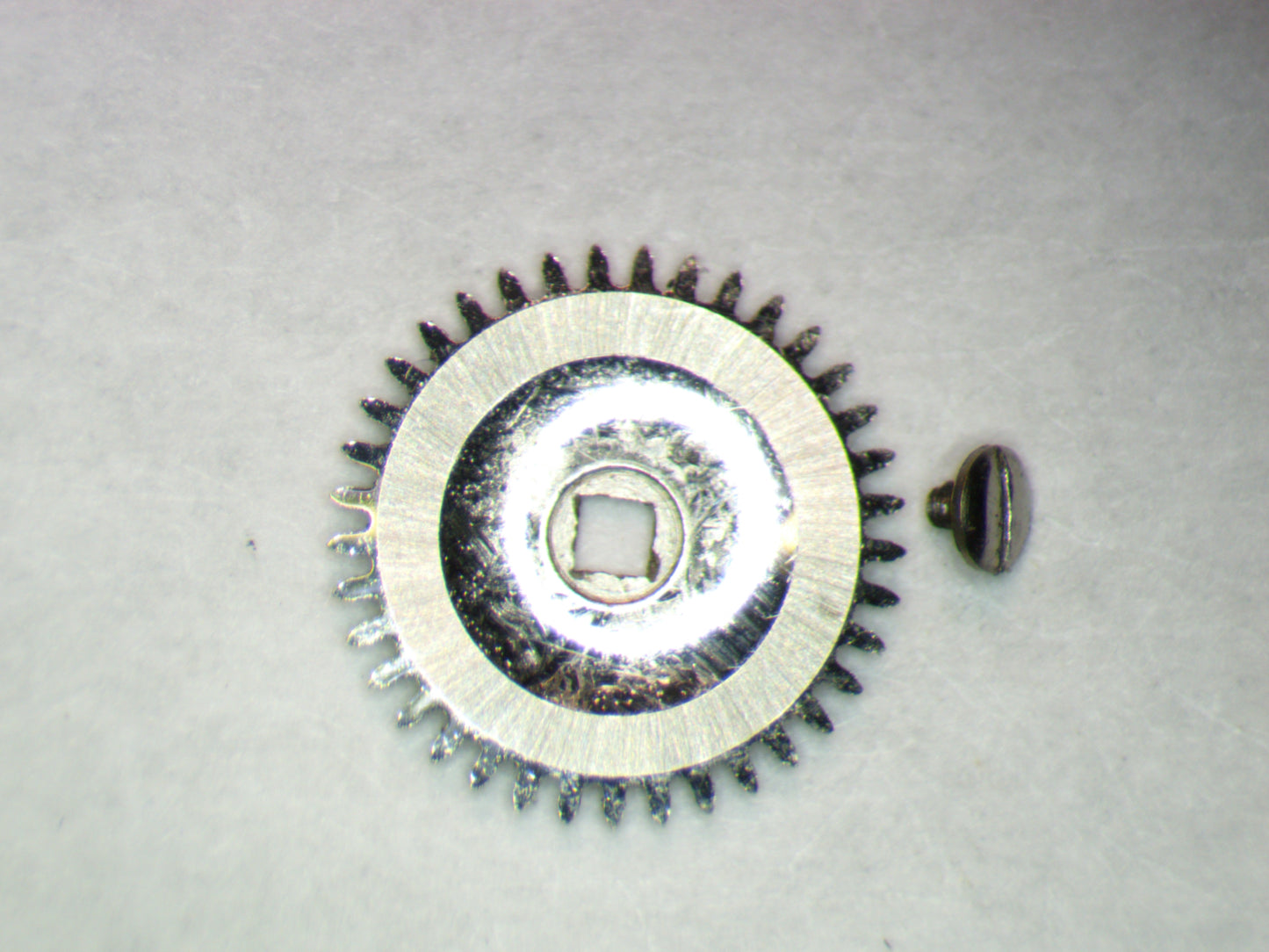 LeCoultre 9OLN 0415 Ratchet wheel w/screw